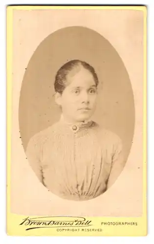 Fotografie Brown, Barnes & Bell, London, 222 & 220 Regent St., Portrait junge Dame mit zurückgebundenem Haar