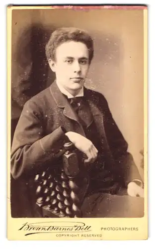 Fotografie Brown, Barnes & Bell, London, 222 & 220 Regent St., Portrait junger Herr in modischer Kleidung