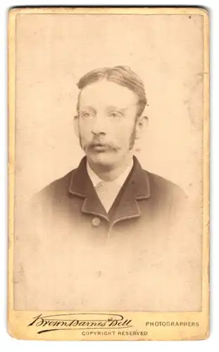 Fotografie Brown, Barnes & Bell, London, 222 & 220 Regent St., Portrait modisch gekleideter Herr mit Schnurrbart