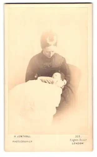 Fotografie H. Lenthall, London, 222, Regent Street, Portrait bürgerliche Dame mit Baby auf dem Schoss