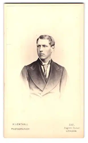 Fotografie H. Lenthall, London, 222, Regent Street, Portrait junger Mann im Anzug mit Krawatte