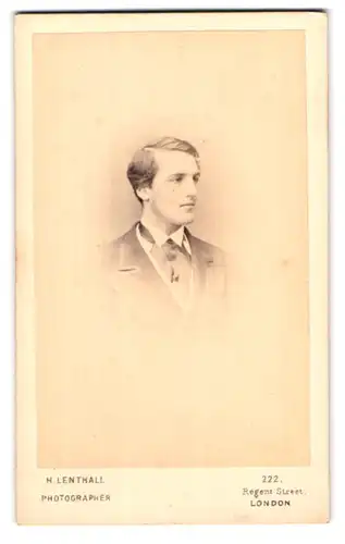 Fotografie H. Lenthall, London, 222, Regent Street, Portrait junger Mann im Anzug mit Krawatte