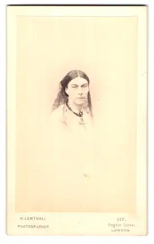 Fotografie H. Lenthall, London, 222, Regent Street, Portrait junge Dame mit Kragenbrosche
