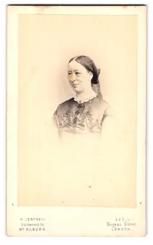 Fotografie H. Lenthall, London, 222, Regent Street, Portrait junge Dame in hübscher Kleidung