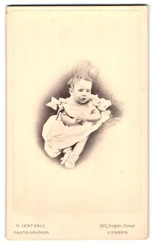 Fotografie H. Lenthall, London, 222, Regent Street, Portrait niedliches Kleinkind im hübschen Kleid