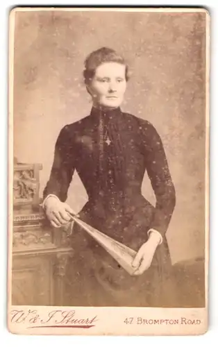 Fotografie W. & J. Stuart, London, 47, Brompton Road, Portrait elegante Dame mit Fächer in der Hand