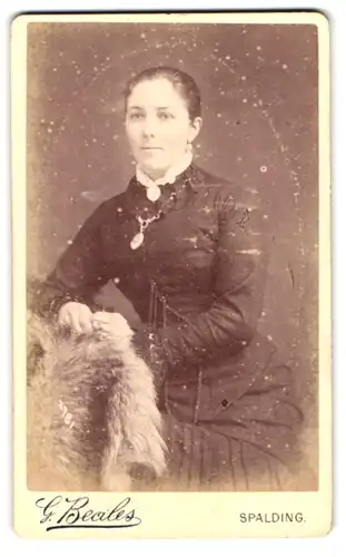 Fotografie G. Beales, Spalding, New Road, Portrait junge Frau im Kleid mit Medaillon