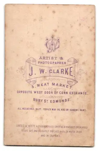 Fotografie J.W. Clarke, Bury St Edmunds, 3 Meat Market, Portrait Ehepaar in Kleidern der Gründerzeit