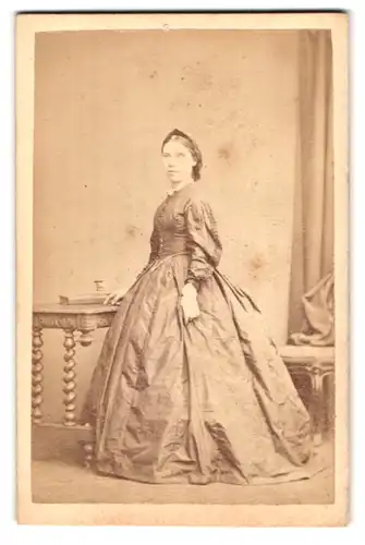 Fotografie M. Hains, Hammersmith, 6 Verulam Terrace, Portrait junge Frau im Biedermeierkleid