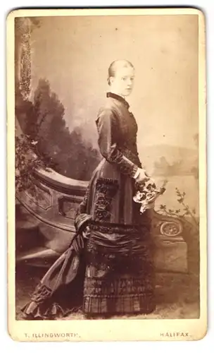 Fotografie T. Illingworth, Halifax, 41 Crown Street, Portrait junge Frau in schönem Kleid der Gründerzeit