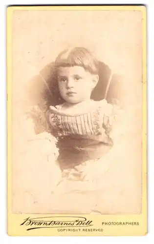 Fotografie Brown Barnes Bell, Glasgow, 132 & 134 West Nile St., Portrait kleines Mädchen im hübschen Kleid