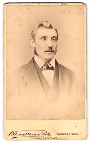 Fotografie Brown Barnes Bell, Leeds, 1 Commercial Street, Portrait modisch gekleideter Herr mit Querbinder