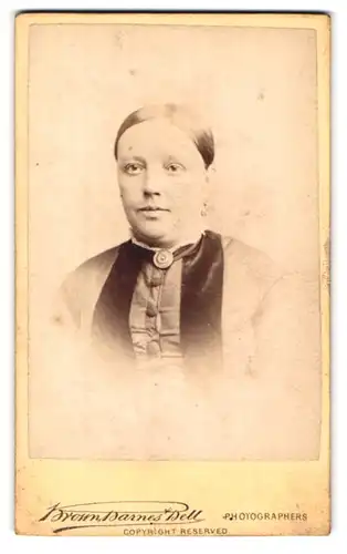 Fotografie Brown Barnes Bell, Bradford, 44 Kirkgate, Portrait Frau in Bluse mit Brosche