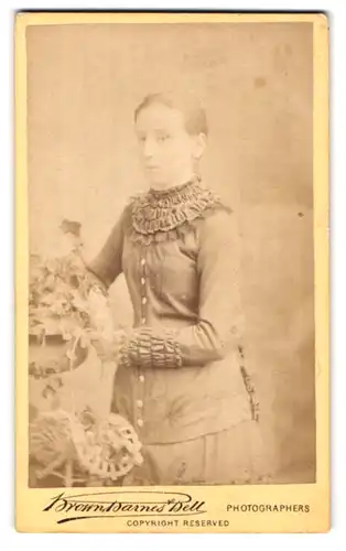 Fotografie Brown Barnes Bell, Birmingham, 86 New Street, Portrait Mädchen im langen Kleid mit Blumenkorb
