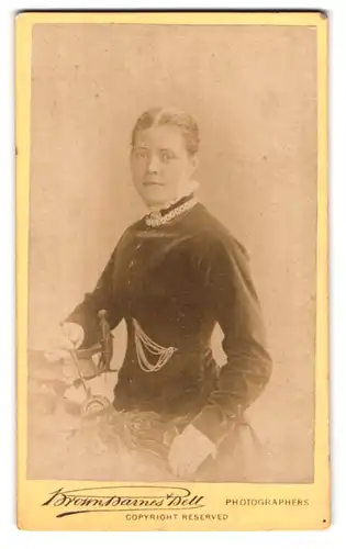 Fotografie Brown Barnes Bell, Liverpool, 31 Bold St., Portrait junge Frau in elegantem Kleid