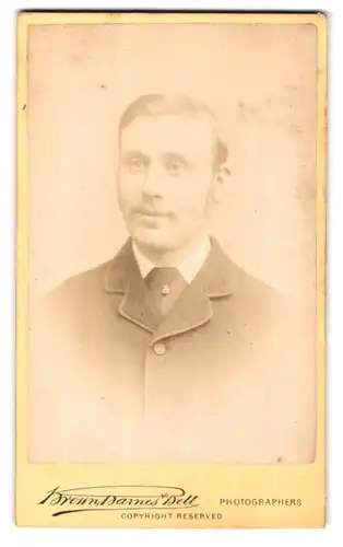 Fotografie Brown Barnes Bell, Wigan, 60 Standishgate, Portrait junger Mann im Jacket mit Krawatte