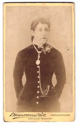 Fotografie Brown Barnes Bell, Bootle, Durham Hall, Portrait Frau in langem Kleid mit schönem Schmuck