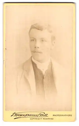 Fotografie Brown Barnes Bell, Liverpool, 31 Bold Street, Portrait junger Mann im Jacket