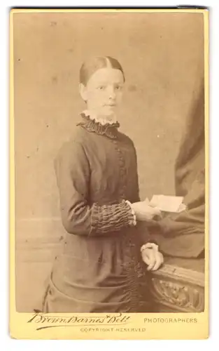 Fotografie Brown Barnes Bell, Liverpool, 31 Bold Street, Portrait Mädchen im langen Kleid mit Brief in Händen