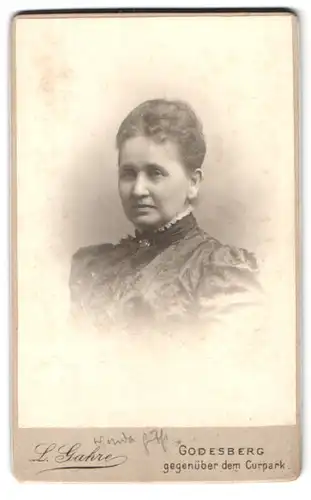 Fotografie L. Gahre, Godesberg, Portrait Frau im eleganten Kleid