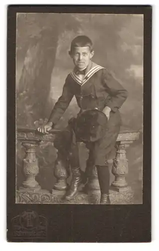 Fotografie Hermann Tietz, München, Bahnhofplatz, Portrait Knabe im Matrosenanzug mit kurzen Hosen