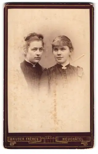 Fotografie Bruder Freres, Neuchatel, Rue de l`Hopital 17, Portrait junge Frauen in schönen Blusen