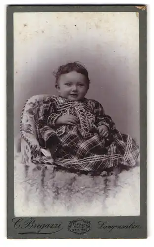 Fotografie C. Bregazzi, Langensalza, Portrait lachendes Kleinkind im Kleidchen