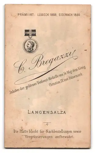 Fotografie C. Bregazzi, Langensalza, Portrait lachendes Kleinkind im Kleidchen