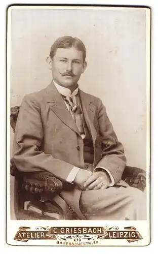 Fotografie C. Griesbach, Leipzig, Bayerschestr. 30, Portrait elegant gekleideter Mann im Anzug