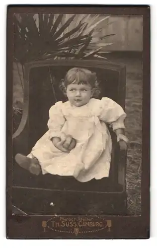 Fotografie Th. Suss, Camberg, Portrait süses kleines Mädchen im weissen Kleid