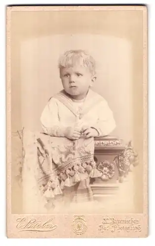 Fotografie E. Bieber, Berlin-W, Leipzigerstrasse 128, Portrait kleiner Junge im Matrosenhemd