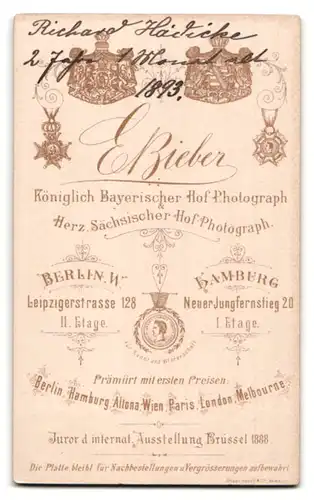 Fotografie E. Bieber, Berlin-W, Leipzigerstrasse 128, Portrait kleiner Junge im Matrosenhemd