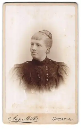 Fotografie Aug. Müller, Goslar a /Harz, Zehntstrasse 7, Portrait junge Dame mit hochgestecktem Haar