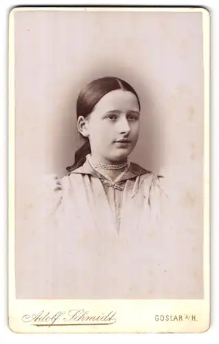 Fotografie Adolf Schmidt, Goslar a /H., Breitestrsse 92, Portrait junges Mädchen mit Halskette