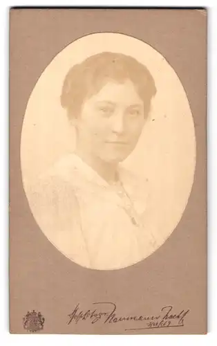 Fotografie Naumann Nachf., Leipzig, Markt 9, Brustportrait junge Dame in hübscher Kleidung