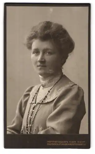 Fotografie Hahn Nachf., Dresden-A., Ferdinandstrasse 11, Portrait junge Dame in hübscher Kleidung