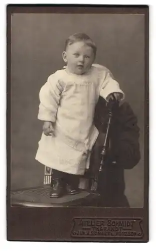 Fotografie A. Schmidt & Pötzsch, Tharandt, Portrait niedliches Kleinkind im weissen Kleid