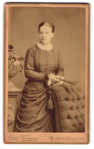 Fotografie Emil Krausse, Deuben-Hainsberg, Dresdenerstrasse 88, Portrait hübsch gekleidete Dame mit Fächer in der Hand