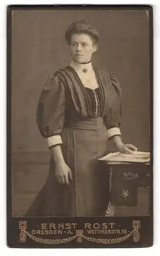 Fotografie Ernst Rost, Dresden-A., Wettinerstrasse 15, Portrait junge Dame in modischer Kleidung