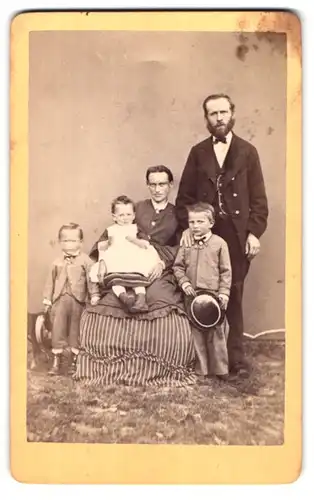 Fotografie unbekannter Fotograf und Ort, Portrait bürgerliches Paar mit drei Kindern