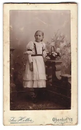 Fotografie Jos. Hotter, Oberdorf b /B., Portrait junges Mädchen in zeitgenössischer Kleidung