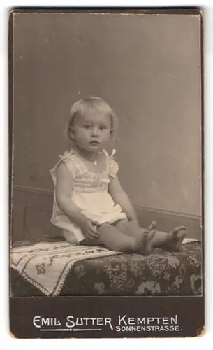 Fotografie Emil Sutter, Kempten, Sonnenstrasse, Portrait kleines Mädchen im weissen Hemd