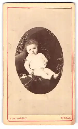 Fotografie E. Steinbach, Epinal, Place des Vosges, Portrait niedliches Kleinkind im weissen Hemd