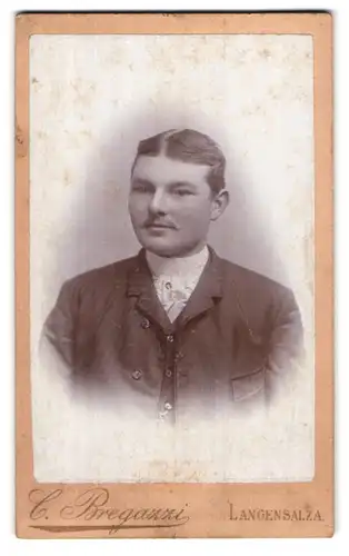 Fotografie C. Bregazzi, Langensalza, Portrait modisch gekleideter Herr mit Oberlippenbart