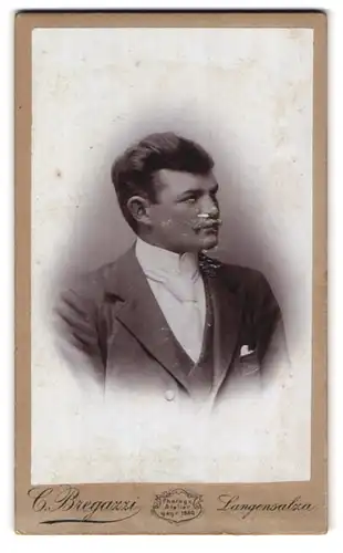 Fotografie C. Bregazzi, Langensalza, Portrait eleganter Herr mit Oberlippenbart