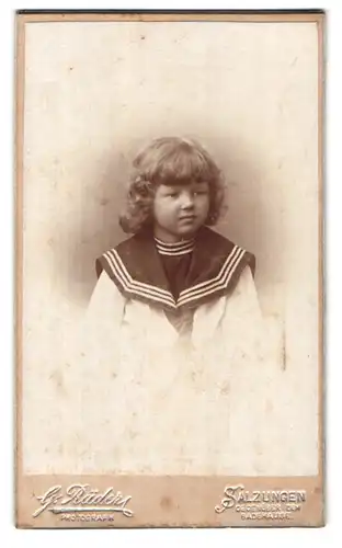 Fotografie G. Räder, Salzungen, Portrait kleiner Junge im Matrosenanzug