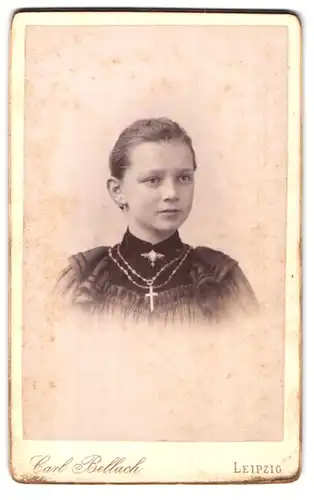 Fotografie Carl Bellach, Leipzig, Gellert-Strasse 12, Portrait junge Dame mit Kragenbrosche und Kreuzkette