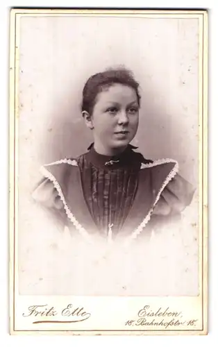 Fotografie Fritz Ette, Eisleben, Bahnhofstrasse 18, Portrait junge Dame mit zurückgebundenem Haar