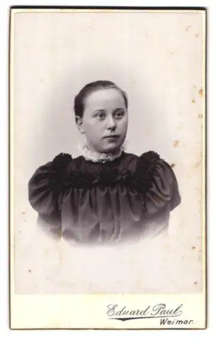 Fotografie Eduard Paul, Weimar, Seminarstrasse, Portrait junge Dame mit zurückgebundenem Haar