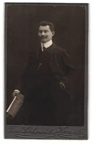 Fotografie Franz Lerchenmüller, Kempten, Portrait eleganter Herr mit Zeitung in der Hand